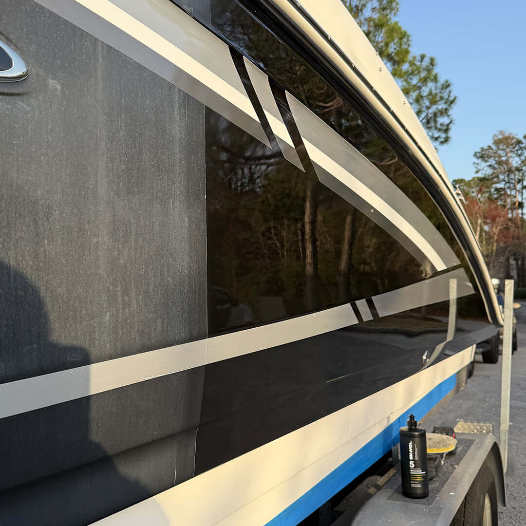 SKWOL™ Oxidation Remover cuts through oxidation with ease, revealing a smooth, high-gloss finish on your boat’s surface.